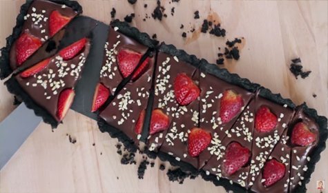 No Bake Strawberry Chocolate Tart Recipe [VIDEO]
